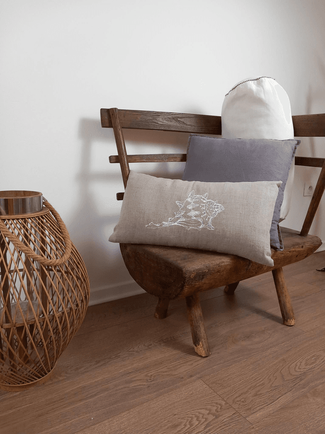 Coussin rectangulaire en lin brodé motif coquillage