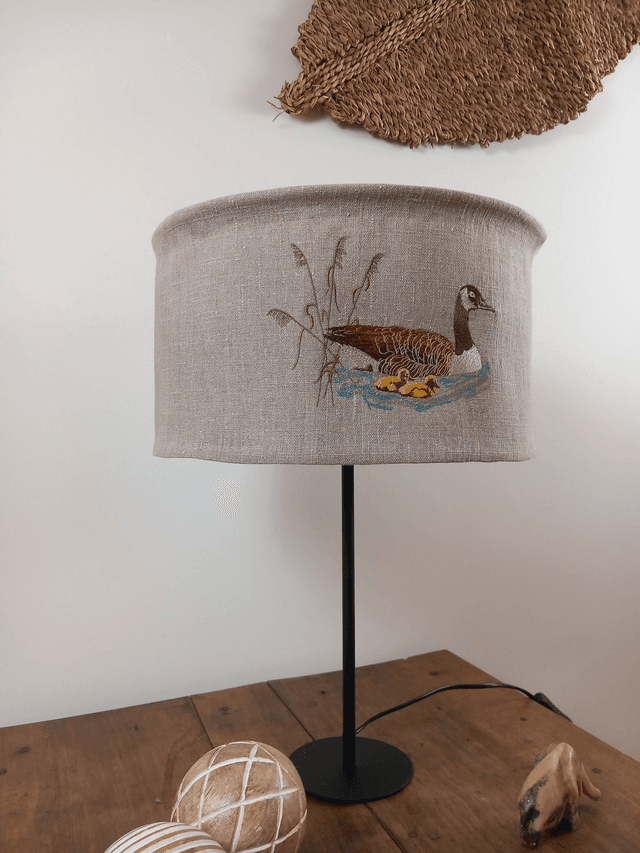 Abat-jour brodé pour lampe de table &quot;Oie et ses oisons&quot;. Création artisanale.